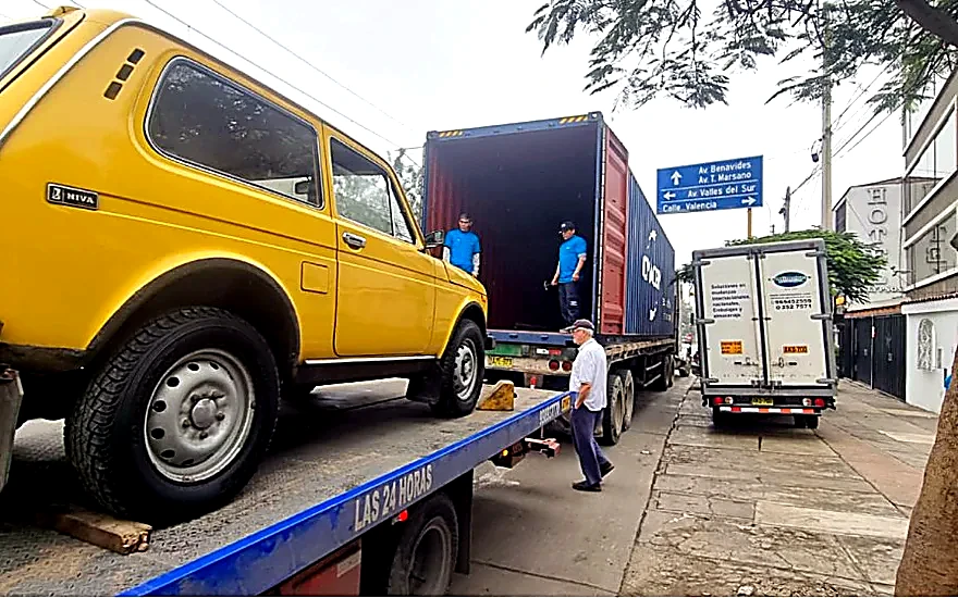 Vehículo cargado en contenedor